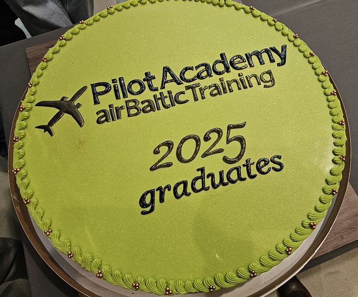 «airBaltic» Pilotu akadēmijas izlaidums ar 11 valstu absolventiem 380570