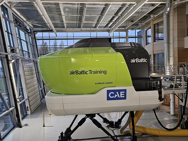 «airBaltic» Pilotu akadēmijas izlaidums ar 11 valstu absolventiem 380572