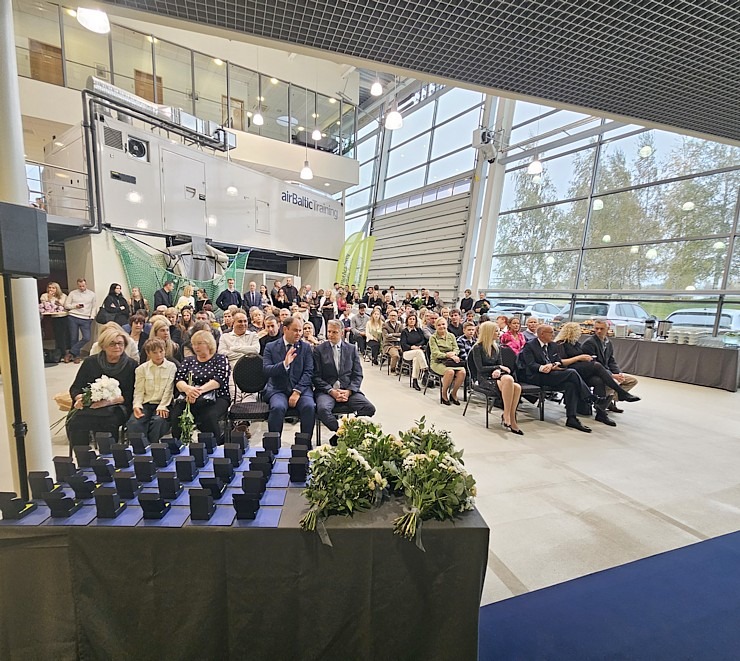 «airBaltic» Pilotu akadēmijas izlaidums ar 11 valstu absolventiem 380551
