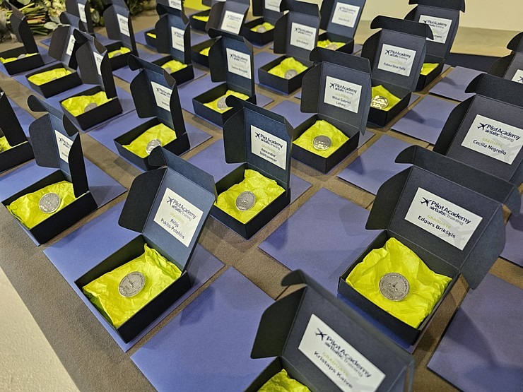 «airBaltic» Pilotu akadēmijas izlaidums ar 11 valstu absolventiem 380552