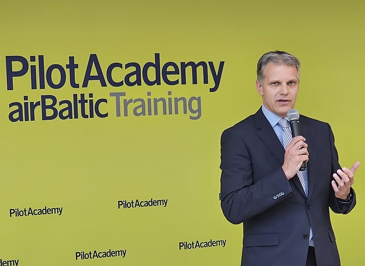 «airBaltic» Pilotu akadēmijas izlaidums ar 11 valstu absolventiem 380554