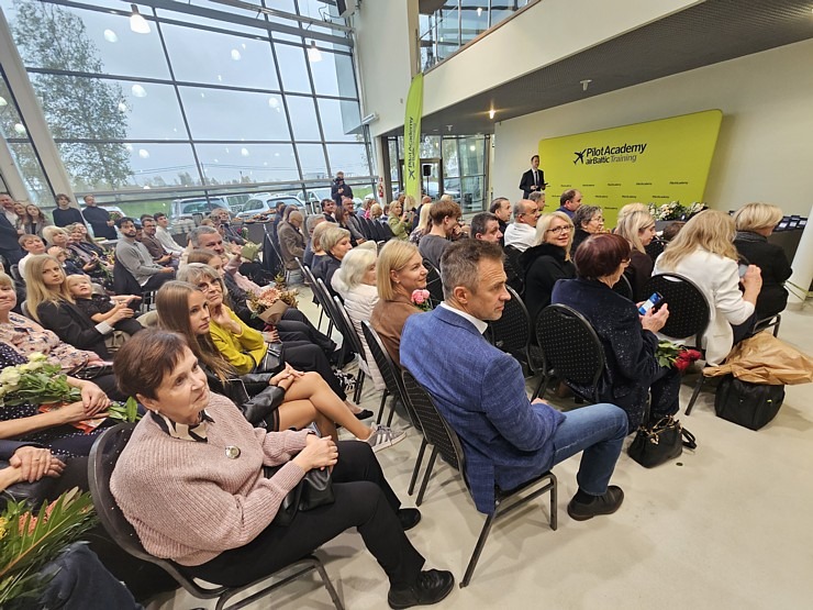«airBaltic» Pilotu akadēmijas izlaidums ar 11 valstu absolventiem 380555