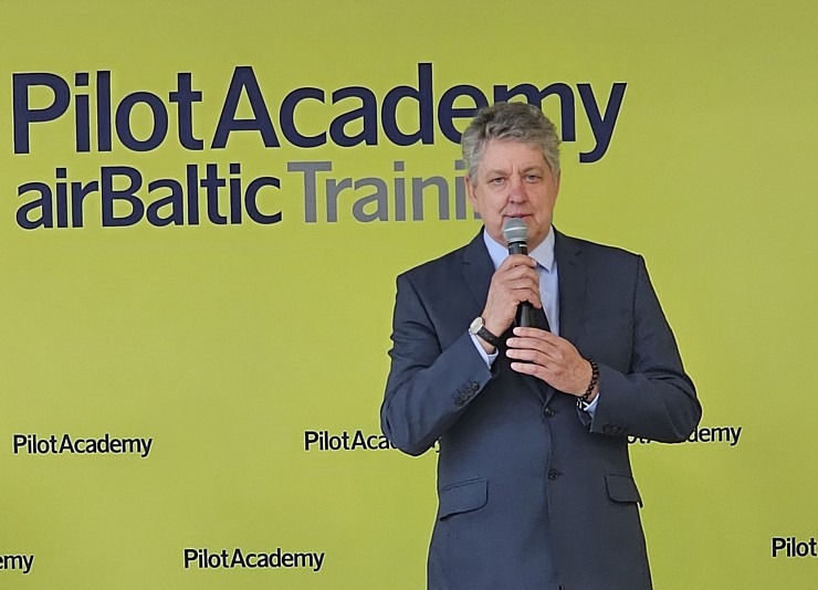 «airBaltic» Pilotu akadēmijas izlaidums ar 11 valstu absolventiem 380556