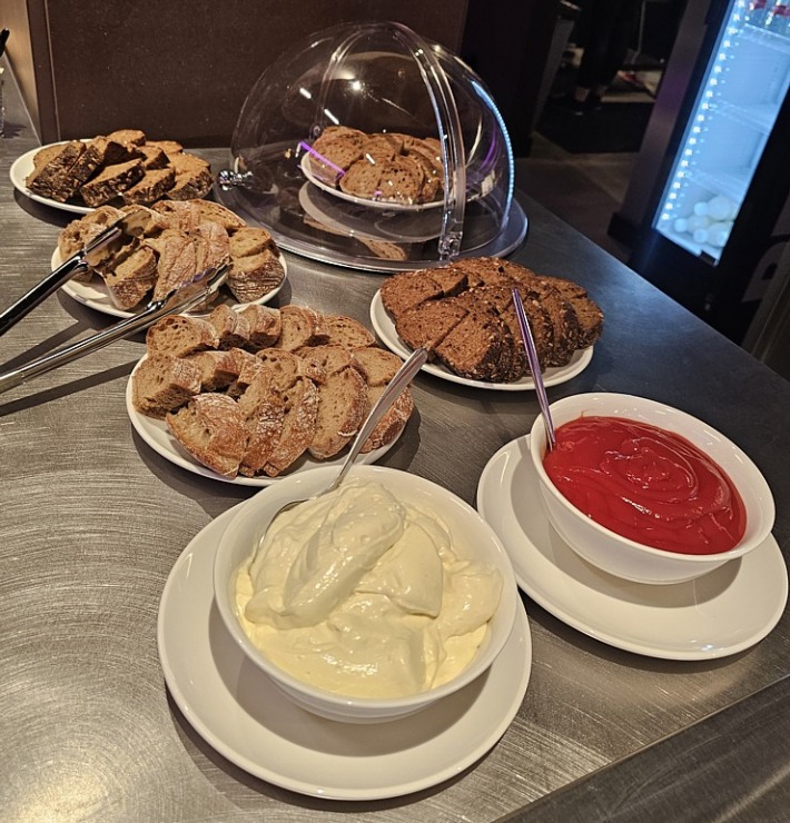 Tiek atklāta ēdināšanas zona « POSTe food hall » tirdzniecības centrā « Origo » 380822