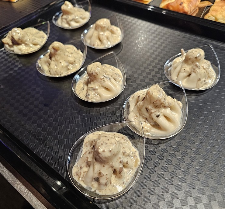 Tiek atklāta ēdināšanas zona « POSTe food hall » tirdzniecības centrā « Origo » 380825