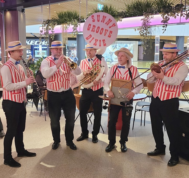 Tiek atklāta ēdināšanas zona « POSTe food hall » tirdzniecības centrā « Origo » 380838