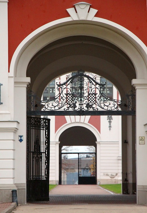 Apceļojam Latviju ar 486 zirgspēku jaudīgo « Xpeng G6 » - Jelgavas pils. Sadarbībā ar Autobrava 380931