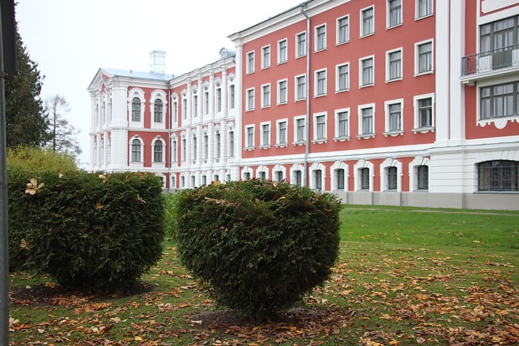 Apceļojam Latviju ar 486 zirgspēku jaudīgo « Xpeng G6 » - Jelgavas pils. Sadarbībā ar Autobrava 380937