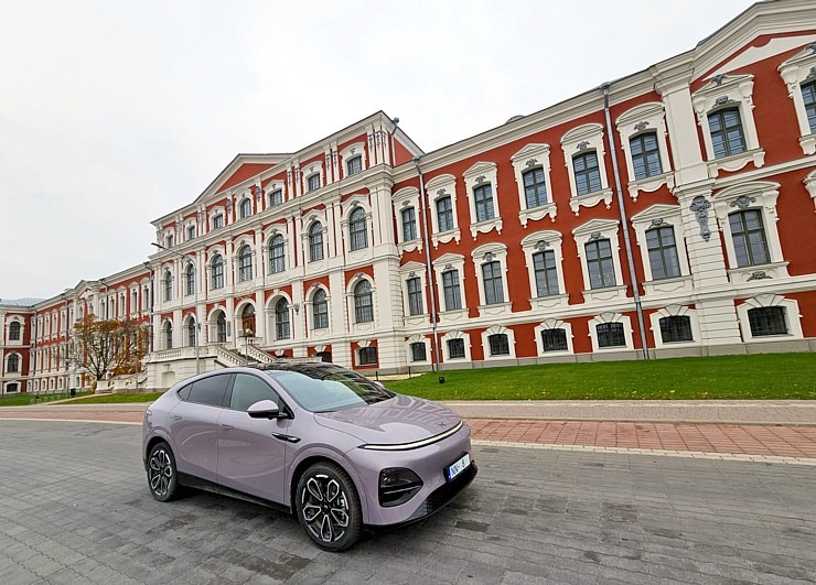 Apceļojam Latviju ar 486 zirgspēku jaudīgo « Xpeng G6 » - Jelgavas pils. Sadarbībā ar Autobrava 380922