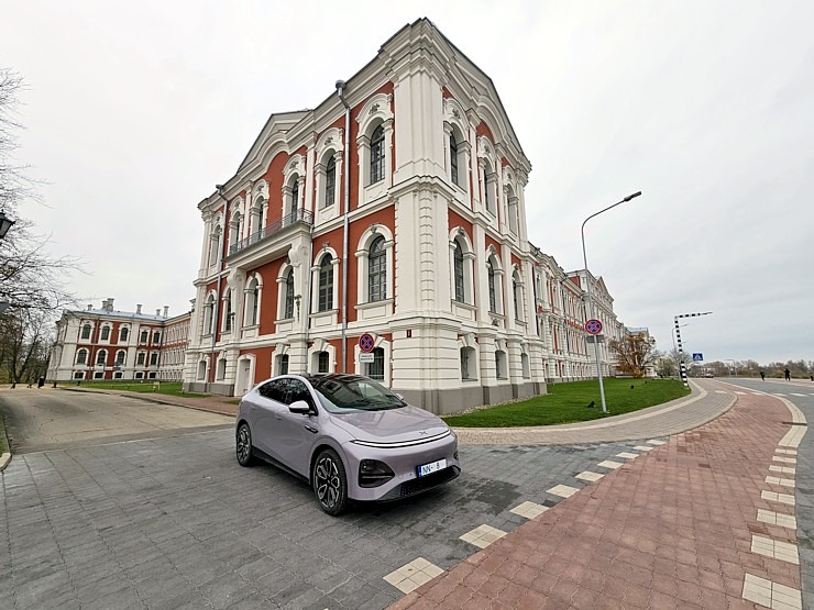 Apceļojam Latviju ar 486 zirgspēku jaudīgo « Xpeng G6 » - Jelgavas pils. Sadarbībā ar Autobrava 380948