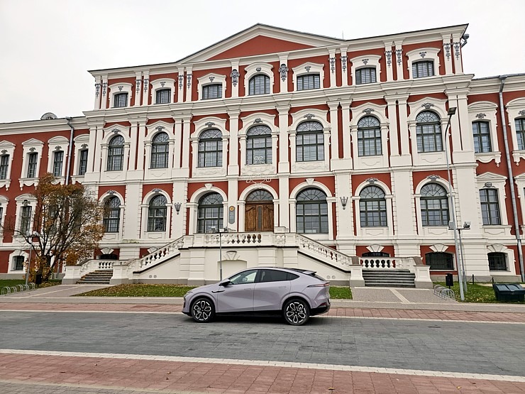 Apceļojam Latviju ar 486 zirgspēku jaudīgo « Xpeng G6 » - Jelgavas pils. Sadarbībā ar Autobrava 380923