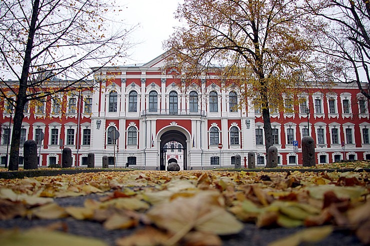 Apceļojam Latviju ar 486 zirgspēku jaudīgo « Xpeng G6 » - Jelgavas pils. Sadarbībā ar Autobrava 380926