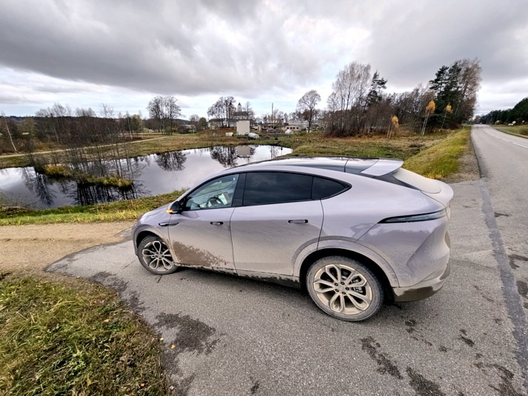 Ar 486 zirgspēku jaudīgo « Xpeng G6 » dodamies uz Latgales laukiem. Sadarbībā ar Autobrava 380990