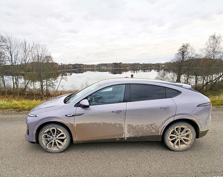 Ar 486 zirgspēku jaudīgo « Xpeng G6 » dodamies uz Latgales laukiem. Sadarbībā ar Autobrava 381000