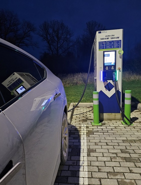 Ar 486 zirgspēku jaudīgo « Xpeng G6 » dodamies uz Latgales laukiem. Sadarbībā ar Autobrava 381001