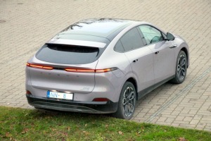 Ar 486 zirgspēku jaudīgo « Xpeng G6 » dodamies uz Latgales laukiem. Sadarbībā ar Autobrava 16