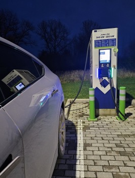 Ar 486 zirgspēku jaudīgo « Xpeng G6 » dodamies uz Latgales laukiem. Sadarbībā ar Autobrava 21