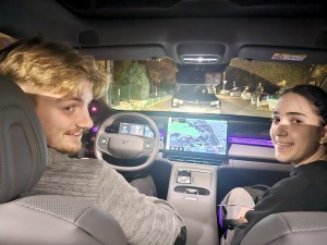 Ar 486 zirgspēku jaudīgo « Xpeng G6 » dodamies uz Latgales laukiem. Sadarbībā ar Autobrava 24