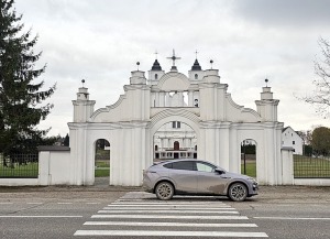 Ar 486 zirgspēku jaudīgo « Xpeng G6 » dodamies uz Latgales laukiem. Sadarbībā ar Autobrava 3