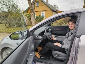 Ar 486 zirgspēku jaudīgo « Xpeng G6 » dodamies uz Latgales laukiem. Sadarbībā ar Autobrava 5