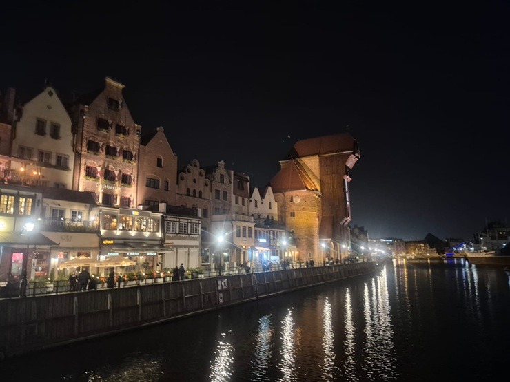 Travelnews.lv izmanto pēdējo iespēju ar «Ryanair» aizlidot uz Gdaņsku un dodas vakara pastaigā uz Motlavas upes krastmalu 381017