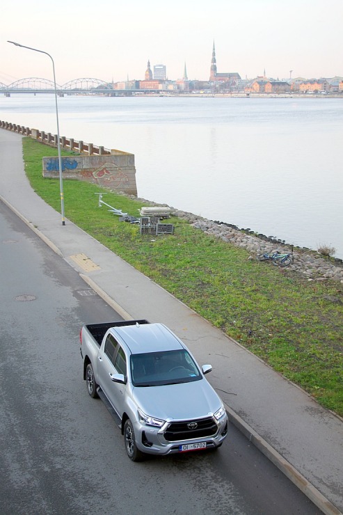 Sadarbībā ar auto nomu «SIXT Latvija» apceļojam Latviju - Toyota Hilux no 53 eiro dienā 381124