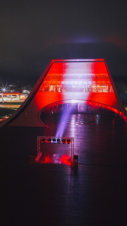 Svētku nedēļas vakaros Ventspils iemirdzas patriotiskās krāsās 381467