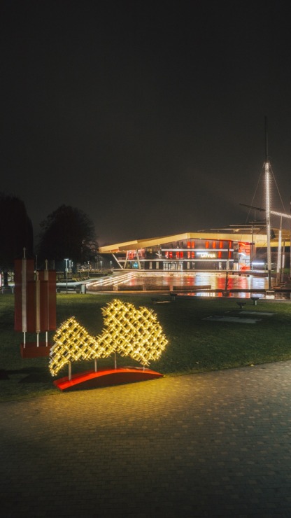 Svētku nedēļas vakaros Ventspils iemirdzas patriotiskās krāsās 381468