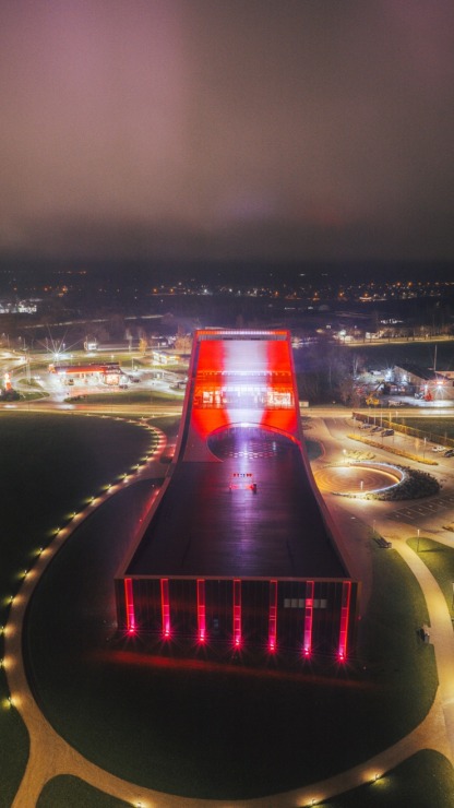 Svētku nedēļas vakaros Ventspils iemirdzas patriotiskās krāsās 381459