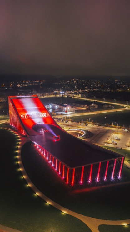 Svētku nedēļas vakaros Ventspils iemirdzas patriotiskās krāsās 381460