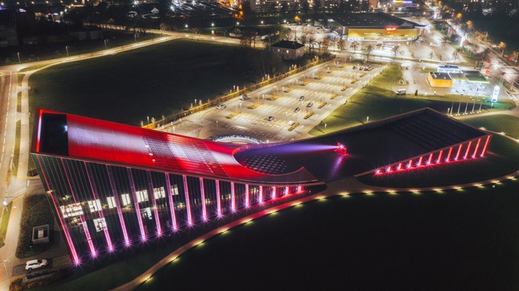 Svētku nedēļas vakaros Ventspils iemirdzas patriotiskās krāsās 381461