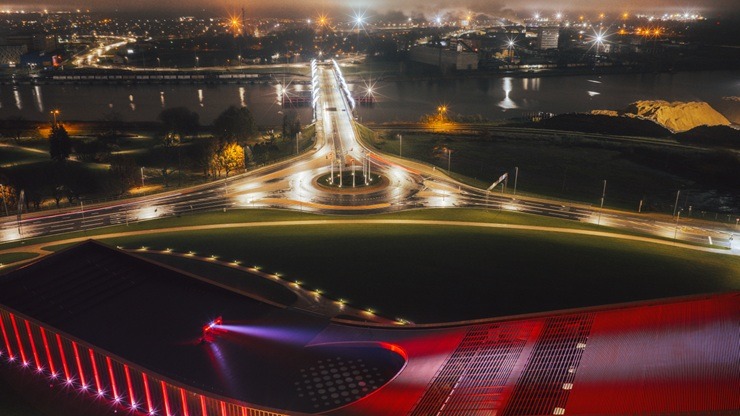 Svētku nedēļas vakaros Ventspils iemirdzas patriotiskās krāsās 381463