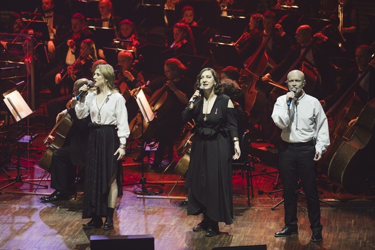 Latvijas mūzikas zvaigznes «Lielajā dzintarā» uzbur saviļņojošu valsts svētku noskaņu 381513