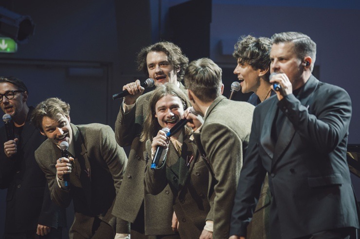 Latvijas mūzikas zvaigznes «Lielajā dzintarā» uzbur saviļņojošu valsts svētku noskaņu 381515