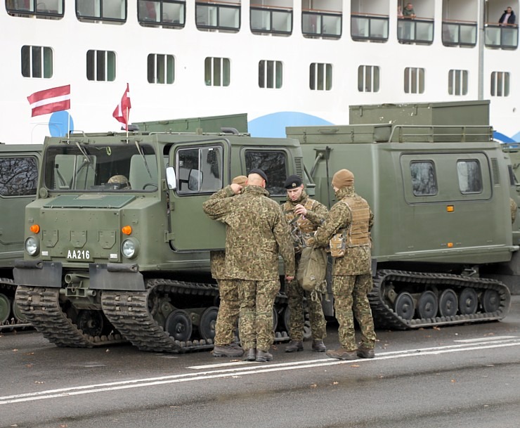 Skatām Latvijas proklamēšanas 107. gadadienai veltīto militāro parādi 381530
