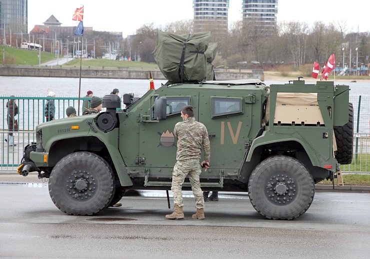 Skatām Latvijas proklamēšanas 107. gadadienai veltīto militāro parādi 381533