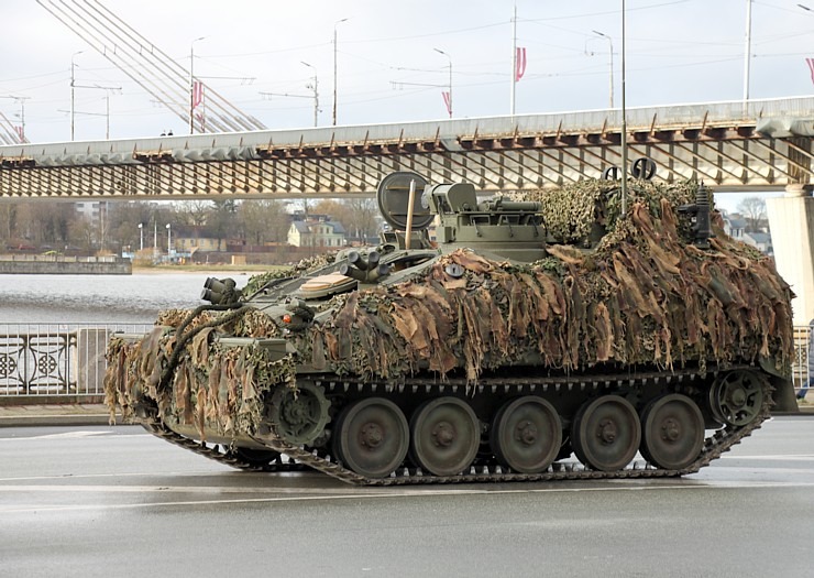 Skatām Latvijas proklamēšanas 107. gadadienai veltīto militāro parādi 381534