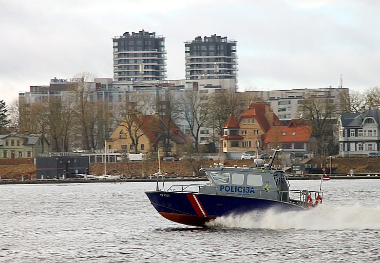 Skatām Latvijas proklamēšanas 107. gadadienai veltīto militāro parādi 381537