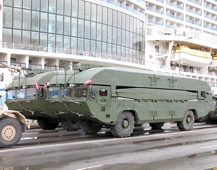 Skatām Latvijas proklamēšanas 107. gadadienai veltīto militāro parādi 381540