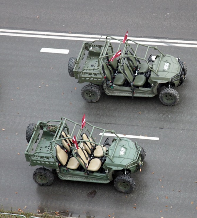 Skatām Latvijas proklamēšanas 107. gadadienai veltīto militāro parādi 381542