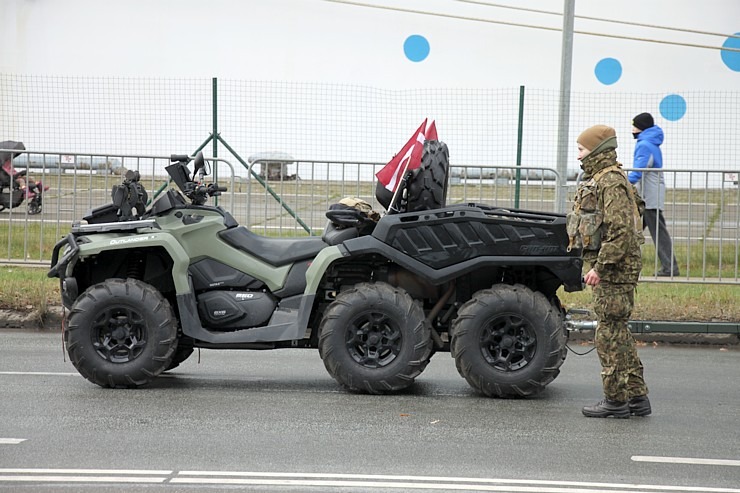 Skatām Latvijas proklamēšanas 107. gadadienai veltīto militāro parādi 381544