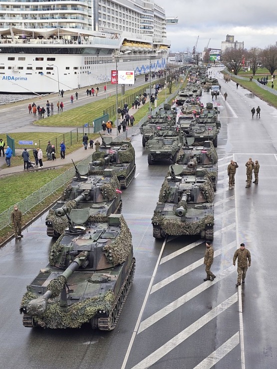 Skatām Latvijas proklamēšanas 107. gadadienai veltīto militāro parādi 381519