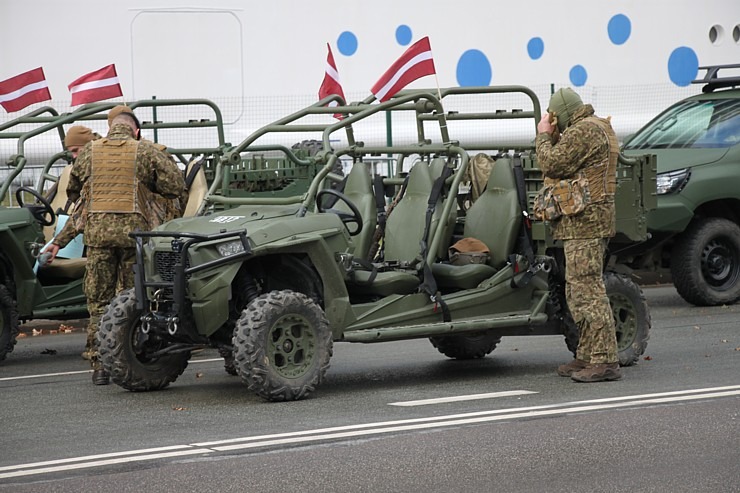 Skatām Latvijas proklamēšanas 107. gadadienai veltīto militāro parādi 381549