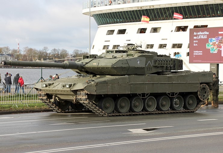 Skatām Latvijas proklamēšanas 107. gadadienai veltīto militāro parādi 381523