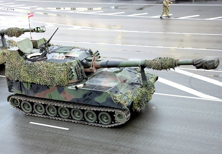 Skatām Latvijas proklamēšanas 107. gadadienai veltīto militāro parādi 381525