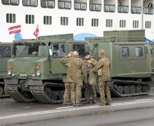 Skatām Latvijas proklamēšanas 107. gadadienai veltīto militāro parādi 14