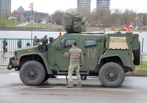 Skatām Latvijas proklamēšanas 107. gadadienai veltīto militāro parādi 17