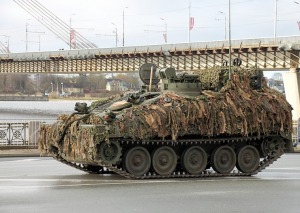 Skatām Latvijas proklamēšanas 107. gadadienai veltīto militāro parādi 18