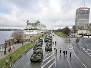 Skatām Latvijas proklamēšanas 107. gadadienai veltīto militāro parādi 2