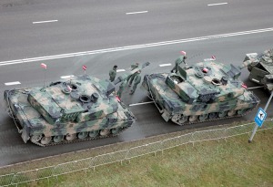 Skatām Latvijas proklamēšanas 107. gadadienai veltīto militāro parādi 20